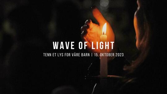 Bilde av kvinne som holder tent lys med tekst: Wave of Light. Tenn et lys for våre barn - 15. oktober 2023