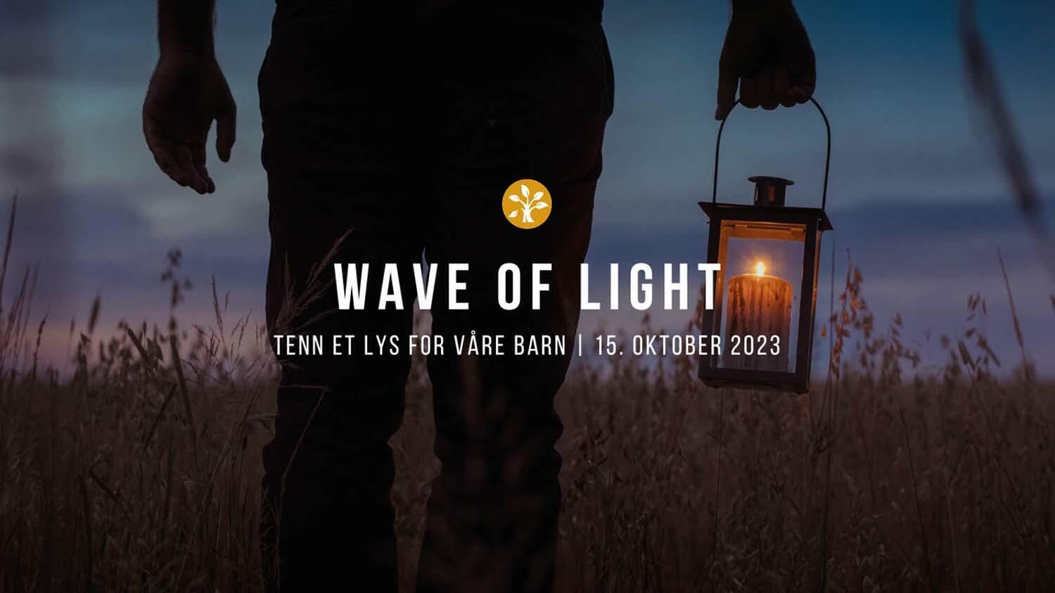 Bilde av mann som bærer lyslykt, med tekst: Wave of Light. Tenn et lys for våre barn - 15. oktober 2023