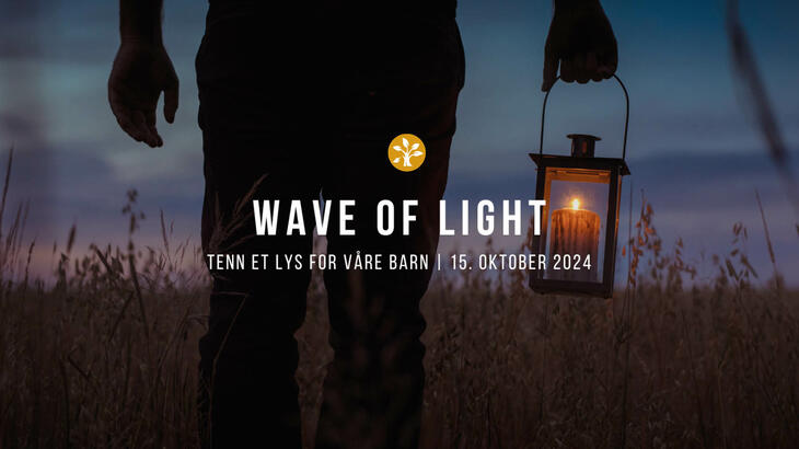 Bilde av mann som bærer lyslykt, med tekst: Wave of Light. Tenn et lys for våre barn - 15. oktober 2023