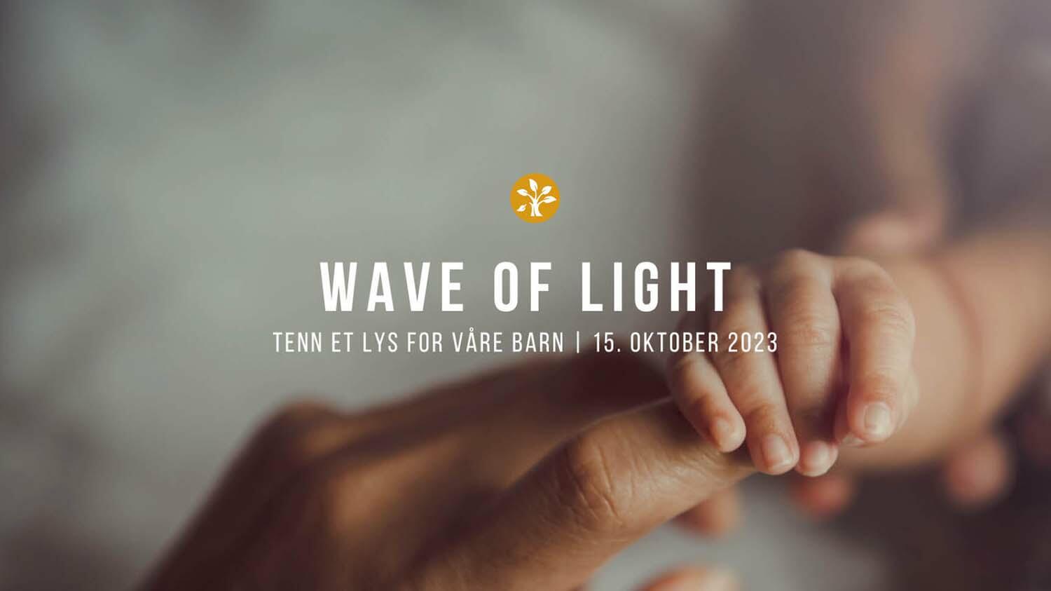 Bilde av barnehånd som griper rundt en voksens finger, med tekst: Wave of Light. Tenn et lys for våre barn - 15. oktober 2023