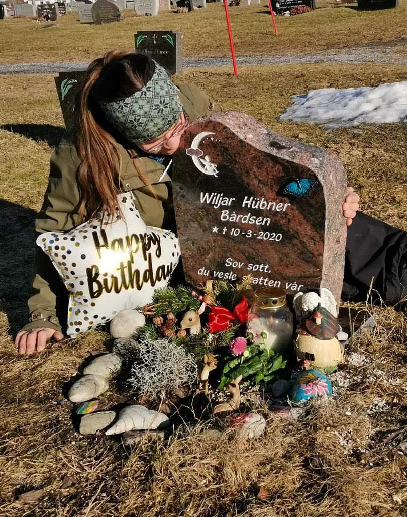 Kathrin sitter ved Wiljars grav på bursdagen hans