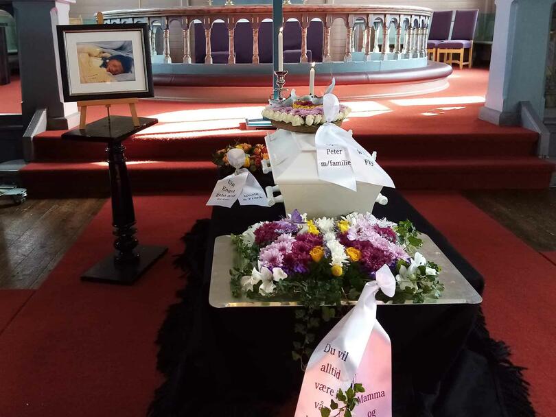 Wiljars kiste med blomster og pynt under begravelsesseremonien