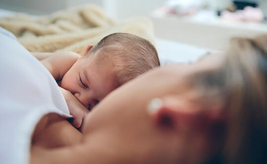 Forelder som sover med barn
