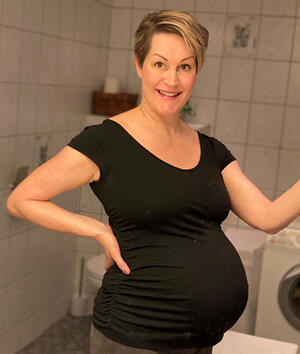 Liv-Marie tar selfie på badet med stor gravid mage