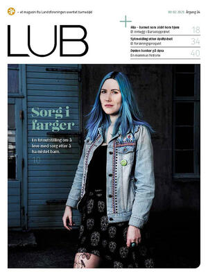Forside LUB-magasinet 2.21 - Bilde av dame med blått langt hår, med tekst ved siden av "Sorg i farger - en fotoutstilling om å leve med sorg etter å ha mistet barn.