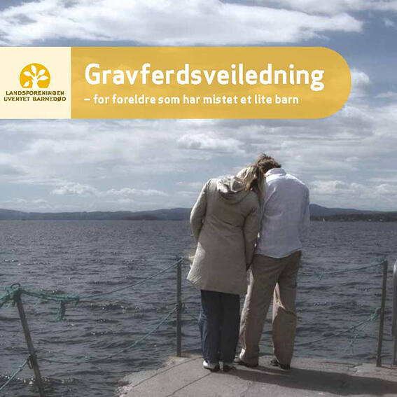 Forside "Gravferdsveiledning - for foreldre som har mistet et lite barn". Bilde av et par som står lent inntil hverandre på en brygge og ser utover sjøen.