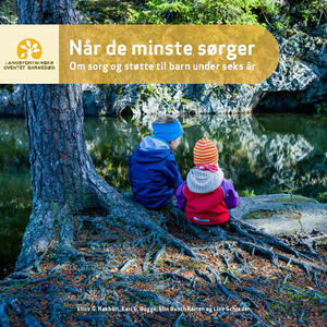 Forside "Når de minste sørger - Om sorg og støtte til barn under seks år". Bilde av to små barn som sitter ved et tjern i skogen.