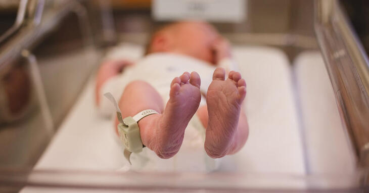 Nyfødt baby i sykehusbabyseng
