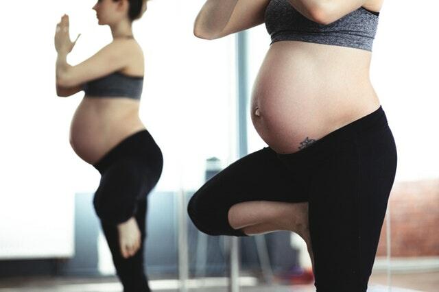 To gravide gjør yoga