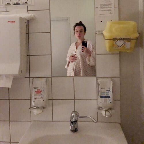 Hanna tar selfie av seg selv på badet på sykehuset