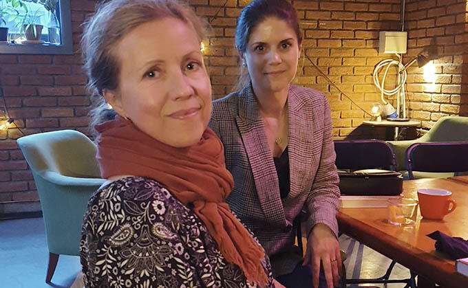 Forfatter Camilla Groth og fylkeslagsleder Kristina på møteplassen