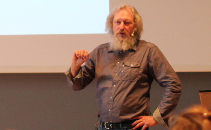Oddbjørn Sandvik holder foredrag.