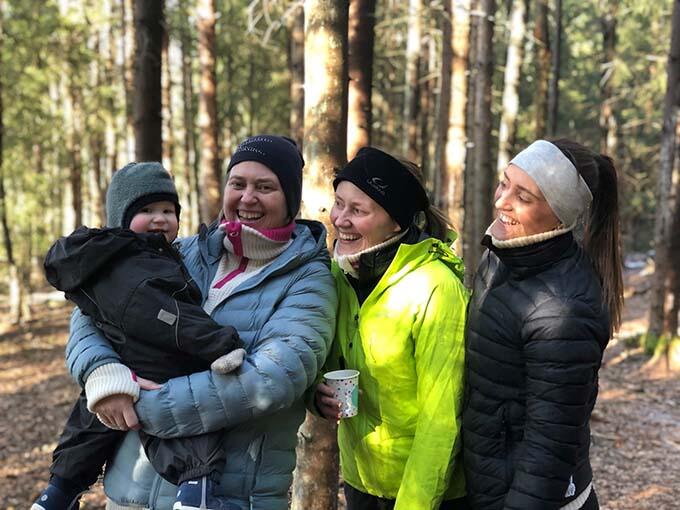 Marianne på skogtur med de to døtrene og lille Olav