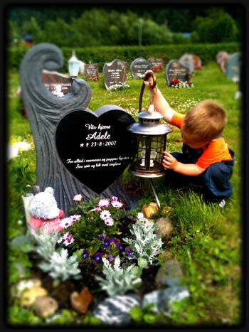 Lillebror på Adeles grav.