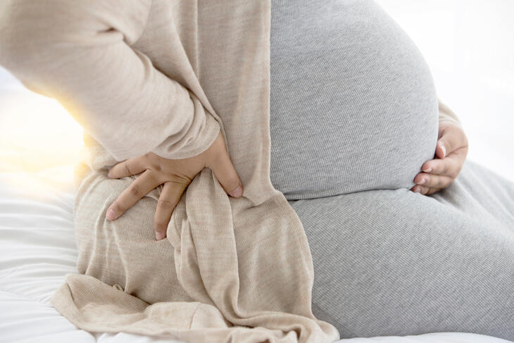 Overvektig gravid kvinne - illustrasjonsfoto