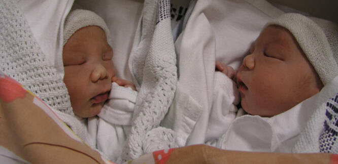 Nyfødte tvillinger