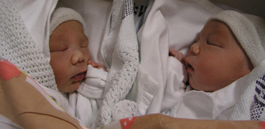 Nyfødte tvillinger