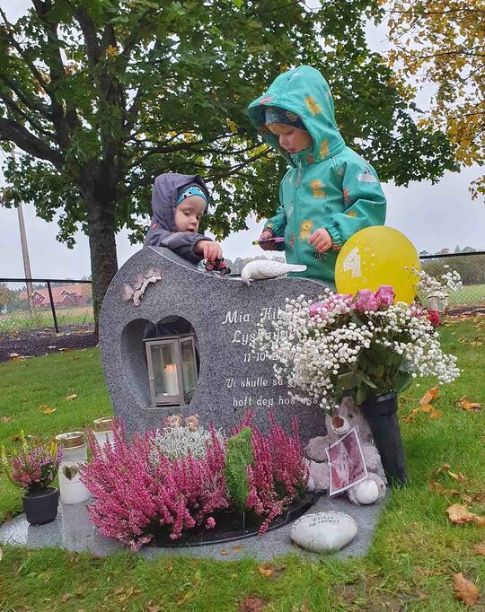 To søsken ved graven til Mia
