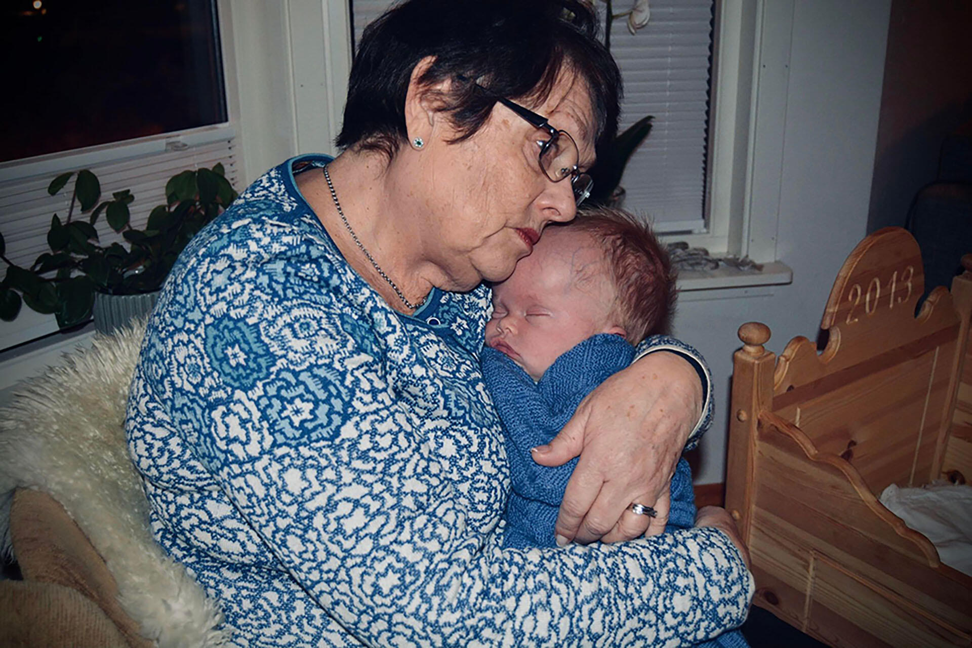 Bestemor Karin holder lille Kristoffer.