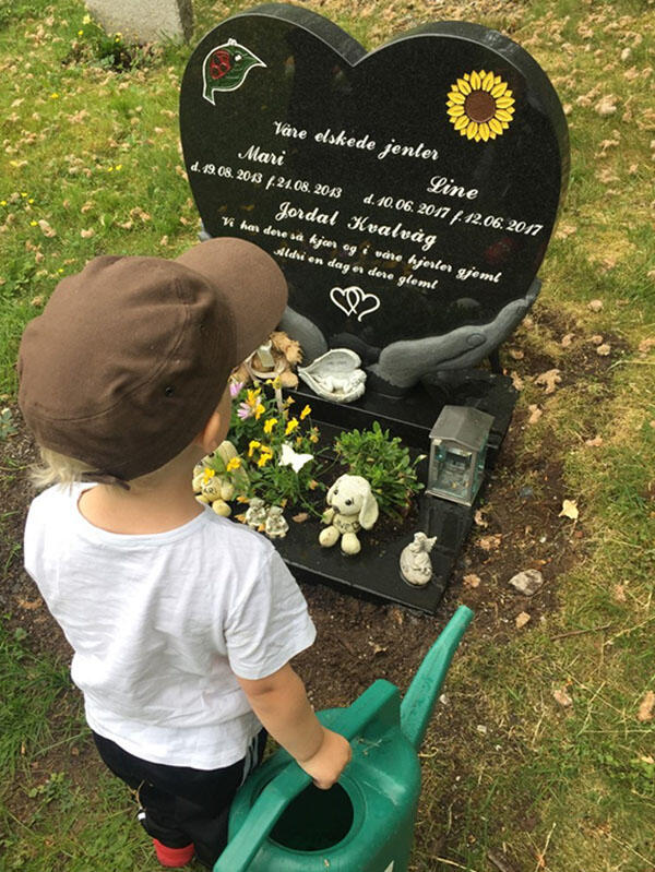 Lillebror ved storesøstrenes grav.