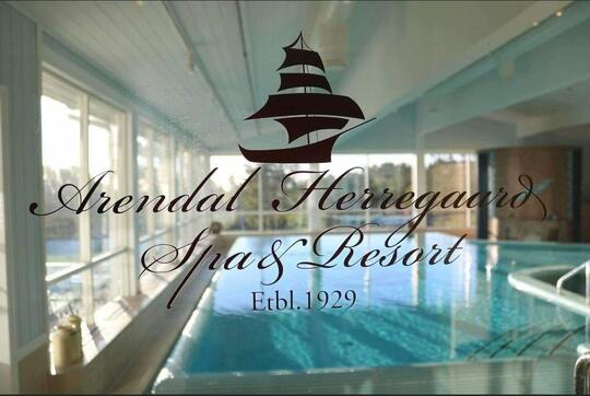 Bilde fra basseng med tekst over: Arendal Herregård Spa og Resort